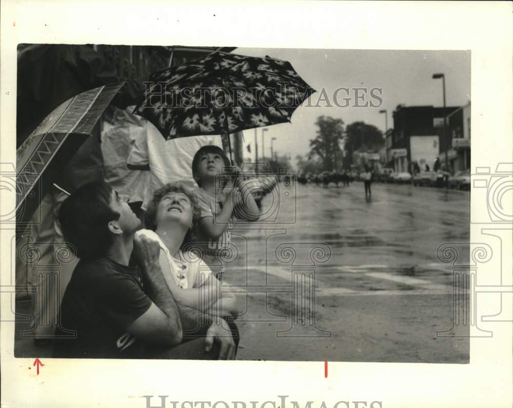 1985 Press Photo Children under Umbrellas during Memorial Day Parade - sya86084- Historic Images