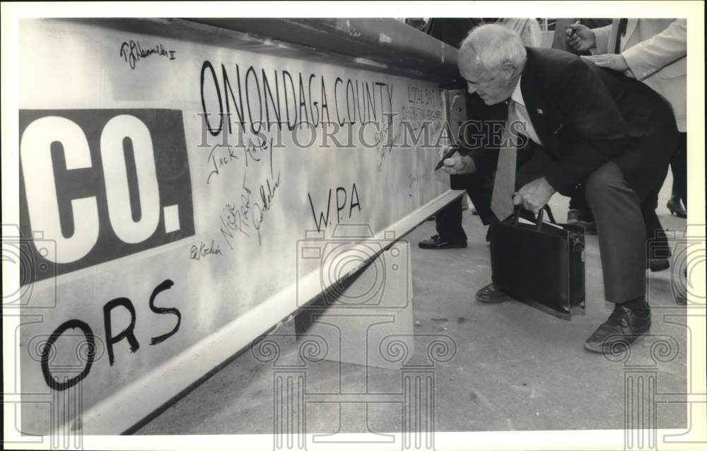 1991 Press Photo Willard Lipe, County Legislator signs Beam for OnCenter- Historic Images