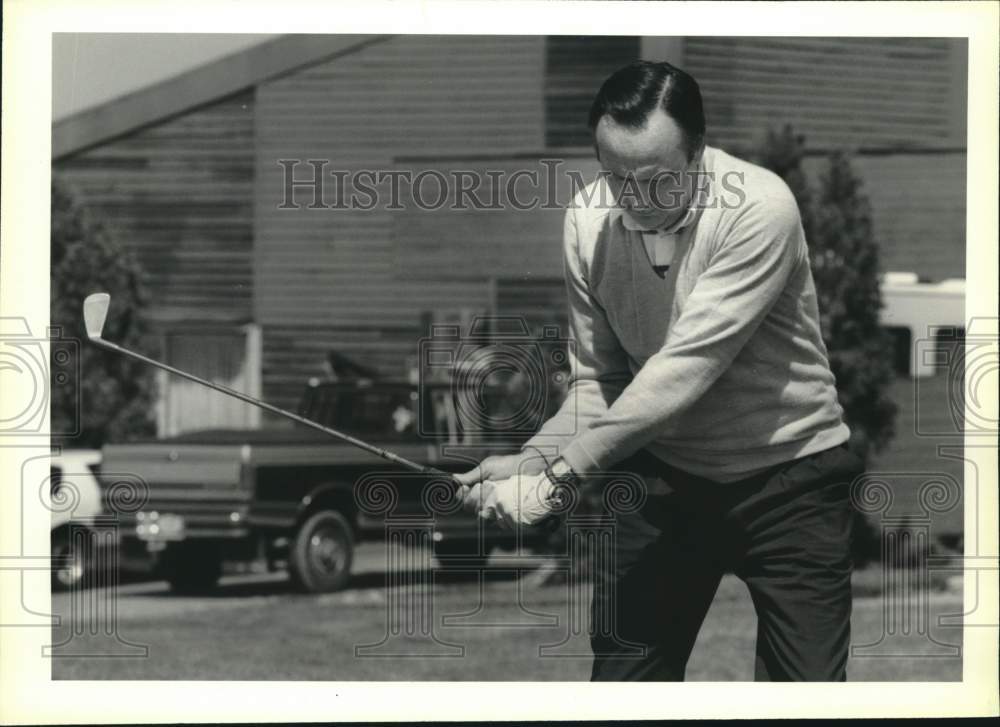 1990 Press Photo Jim Doherty demonstrates Downswing in Golf - sya86207- Historic Images