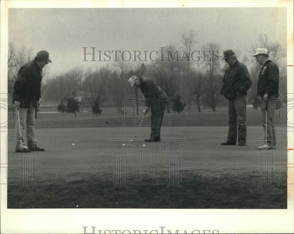 1988 Press Photo Golfers Playing in Fog at Liverpool Country Club - sya86224- Historic Images