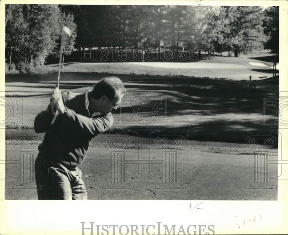 1989 Press Photo Paul Walts, Radison Assistant Golf Professional at Course- Historic Images