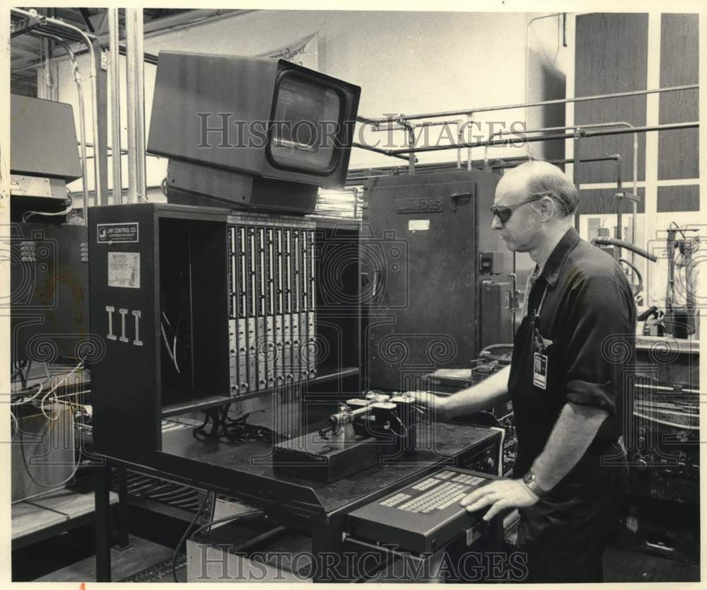 1985 Press Photo Carrier Corporation Worker with Machinery - sya86258- Historic Images