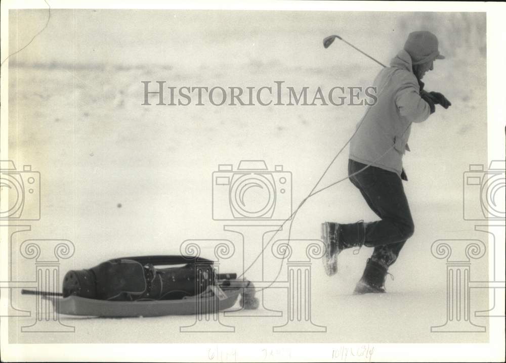 1986 Press Photo Hank Goldacker Playing Winter Golf at Hill and Dale Golf Course- Historic Images