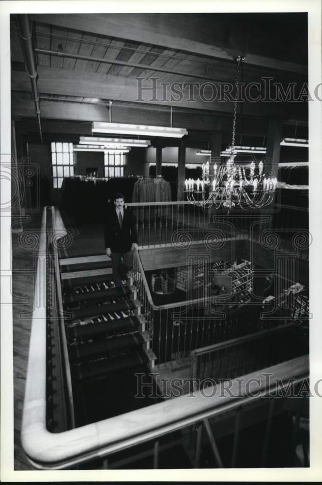 1989 Press Photo Tim Sullivan on Staircase at Learbury&#39;s Clothing Store- Historic Images