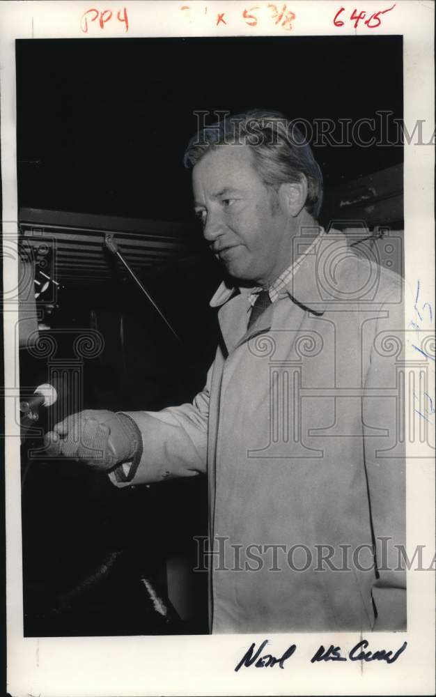 1974 Press Photo Neal P. McCurn speaks with Reporters - sya86588- Historic Images