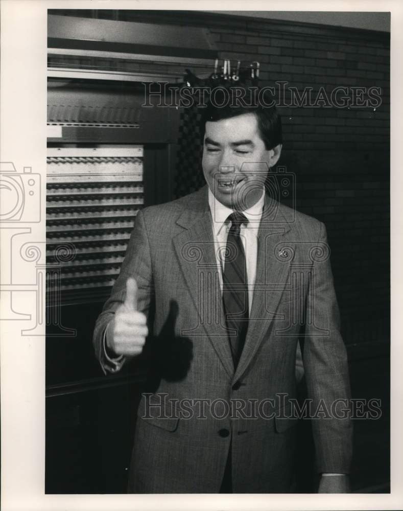 1988 Press Photo Jim Walsh emerging from voting booth in Syracuse, New York- Historic Images