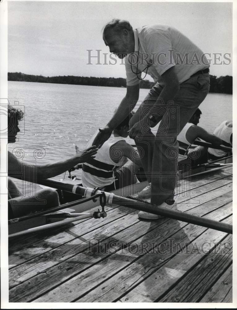 1987 Press Photo Bill Sanford congratulating Syracuse University at IRA Regatta- Historic Images