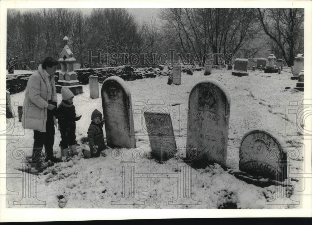 1987 Press Photo Delphi Falls-Connie, Ashley and Garret Woodward at the cemetery- Historic Images