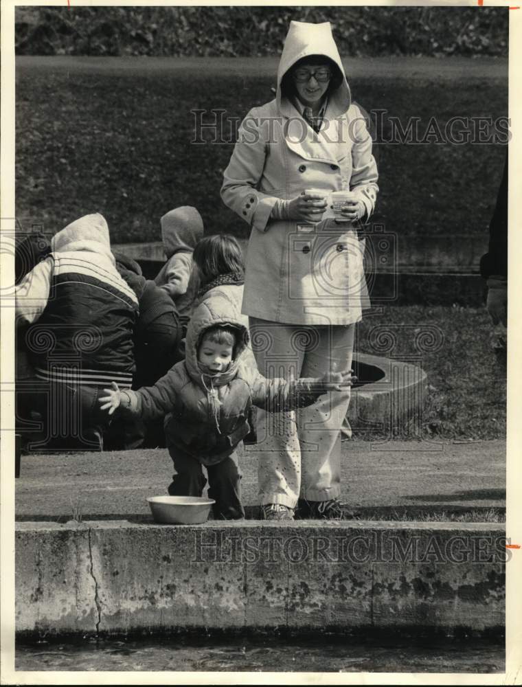 1985 Press Photo Sarah and Erin Goodfellow at Carpenters Brook Fish Hatchery- Historic Images