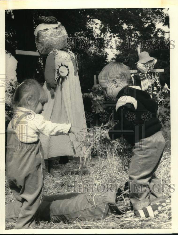 1985 Press Photo Children Making Straw Scarecrows - sya88225- Historic Images