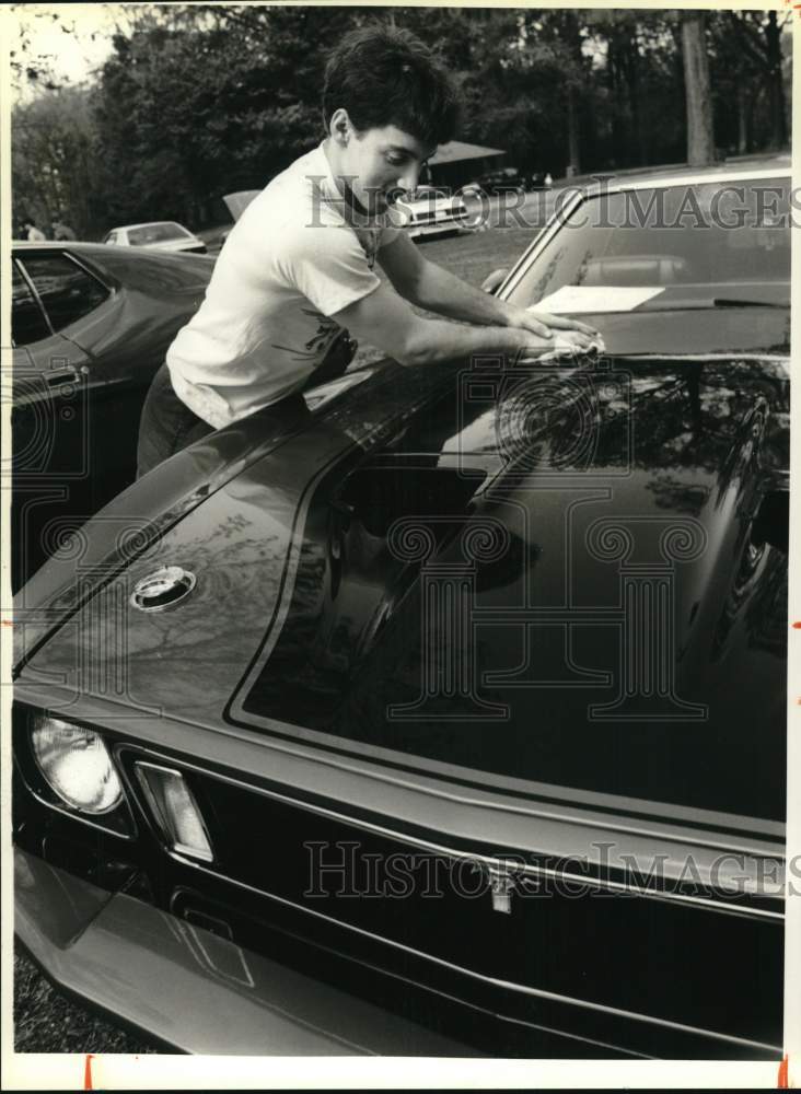 1989 Press Photo Jeff Swartz of St. Johnsville shines 1973 Ford Mustang Mach One- Historic Images
