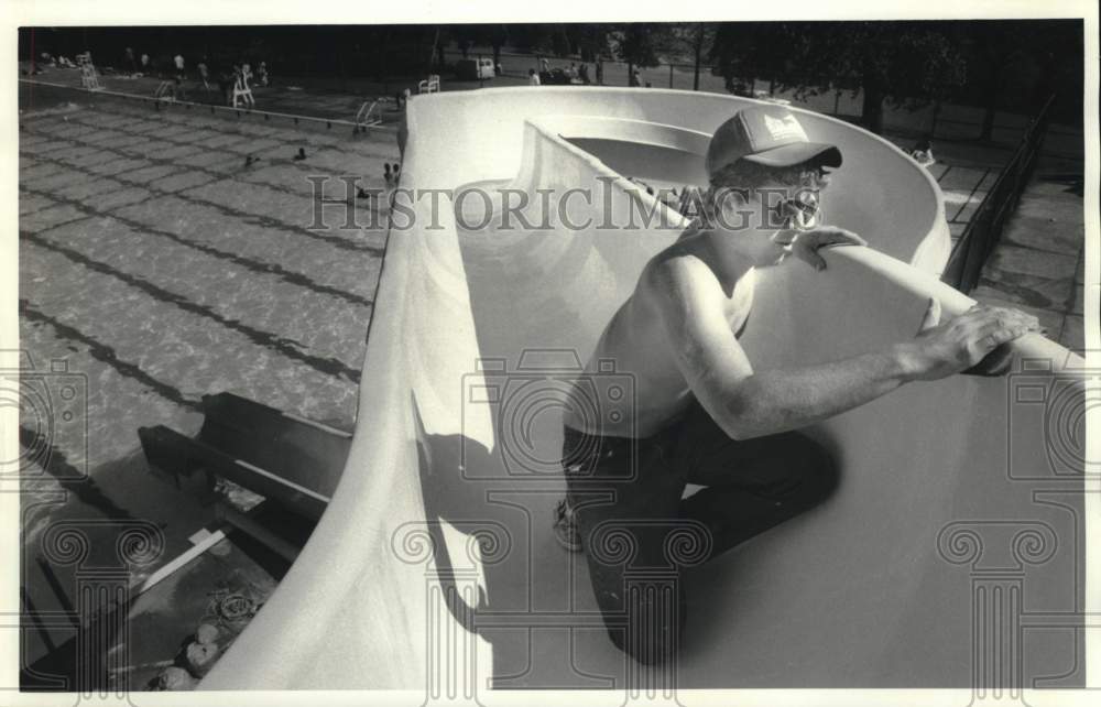 1987 Press Photo Jeff Casey works on Schiller Park Swimming Pool Water Slide- Historic Images