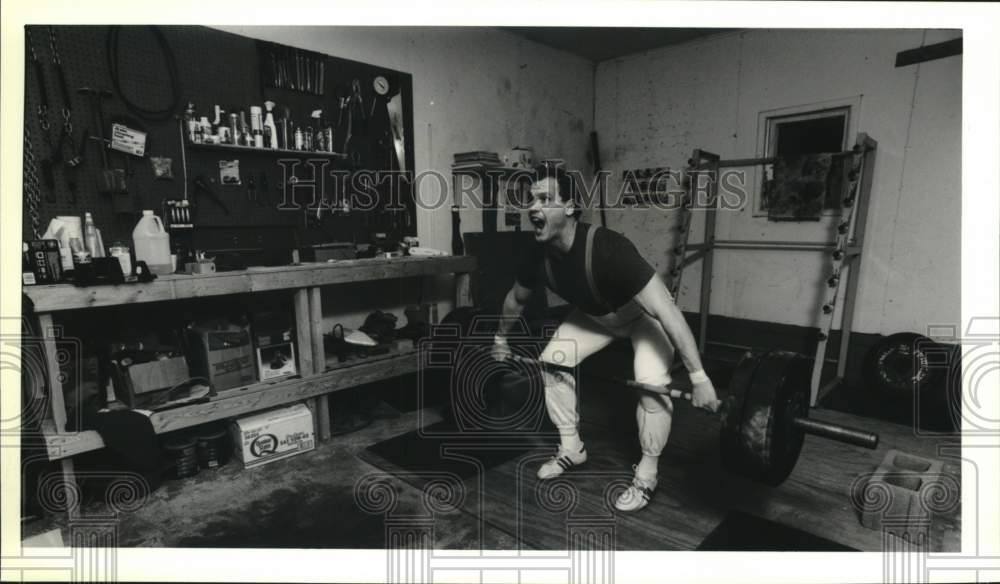 1990 Press Photo Olympic Weightlifter Larry Tobin at Home Gym in Baldwinsville- Historic Images