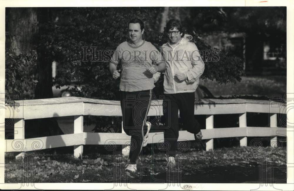 1986 Press Photo Rick Lavin and Jim Hughes jog in Westvale area, New York- Historic Images