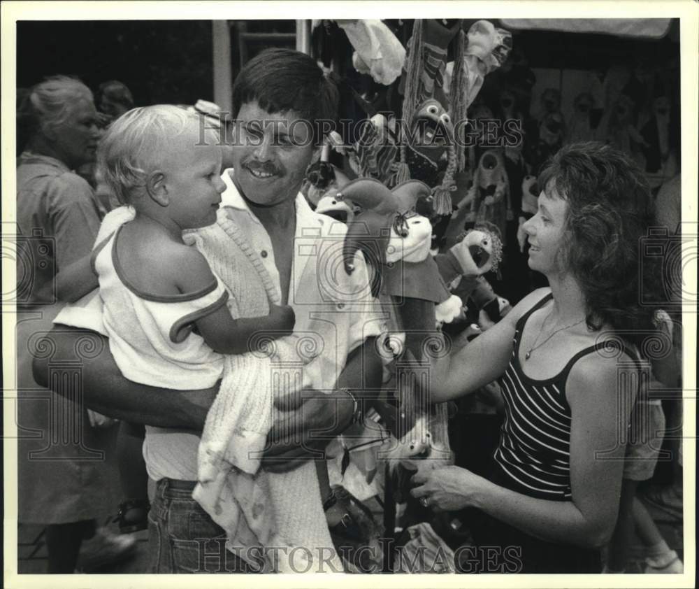 1988 Press Photo Brian and Karen Tucker with son, Jay at Syracuse Arts Festival- Historic Images