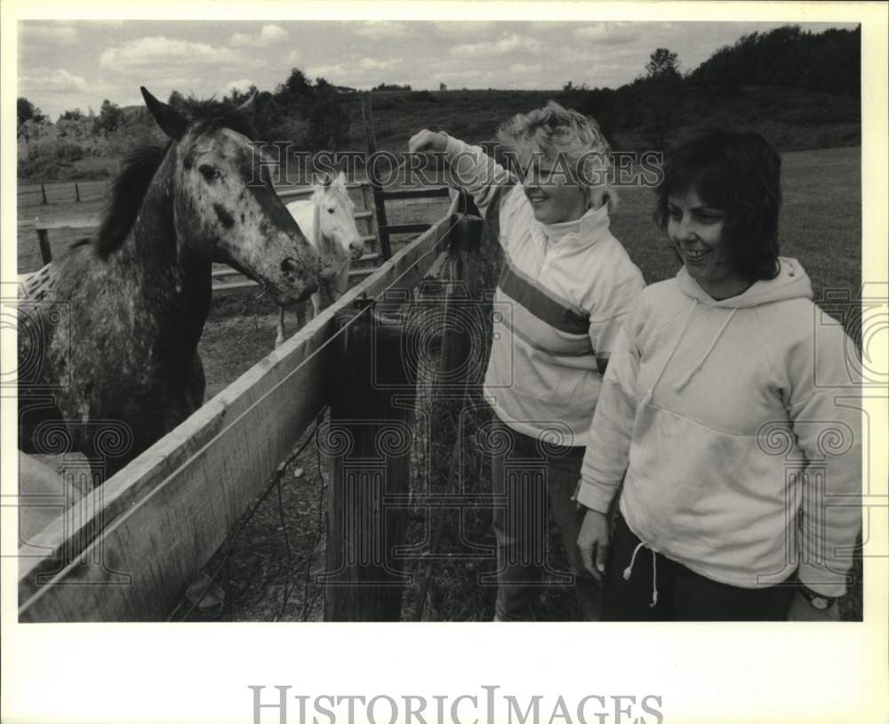 Press Photo Pat Prindle and Debbie Hunt with Horses - sya88780- Historic Images