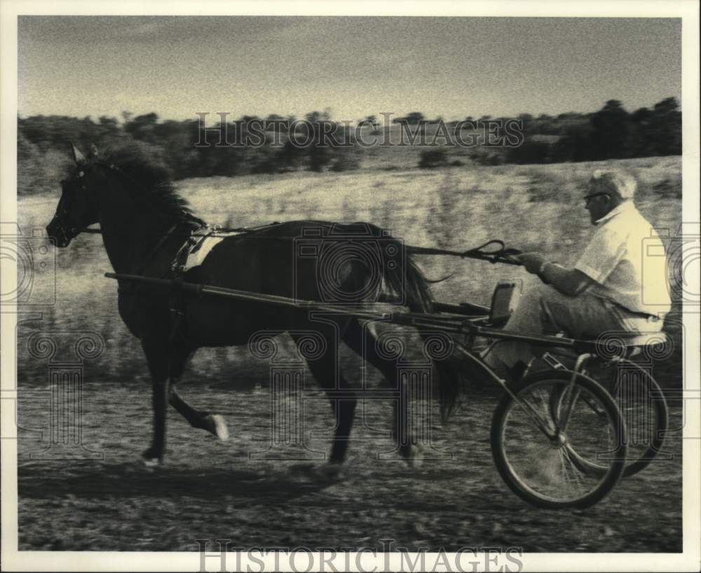 Press Photo Stephen Rogers relaxes in Kansas with one of his son Chris&#39; Horses- Historic Images