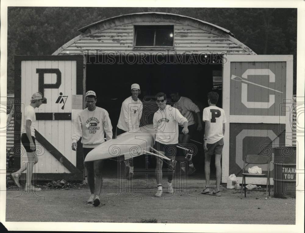 1986 Press Photo Princeton First Freshman 8 carrying Shell out of Boathouse- Historic Images