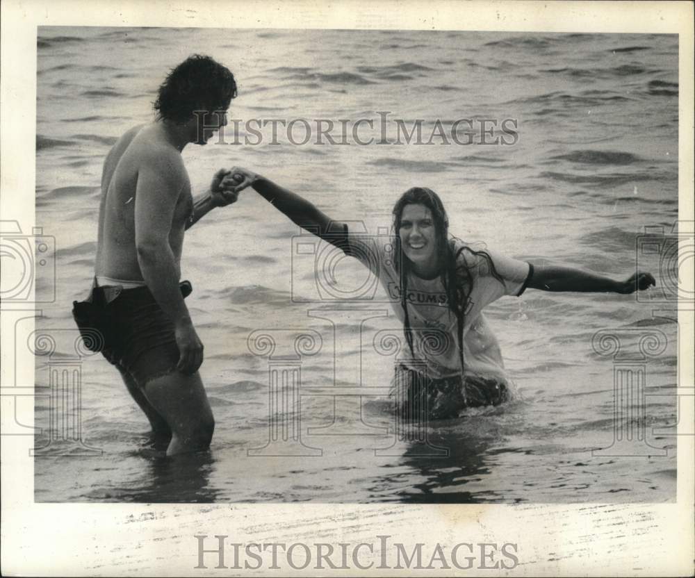 1975 Press Photo Robbin Sutton and Mary Hein at IRA Regatta in Onondaga Lake- Historic Images