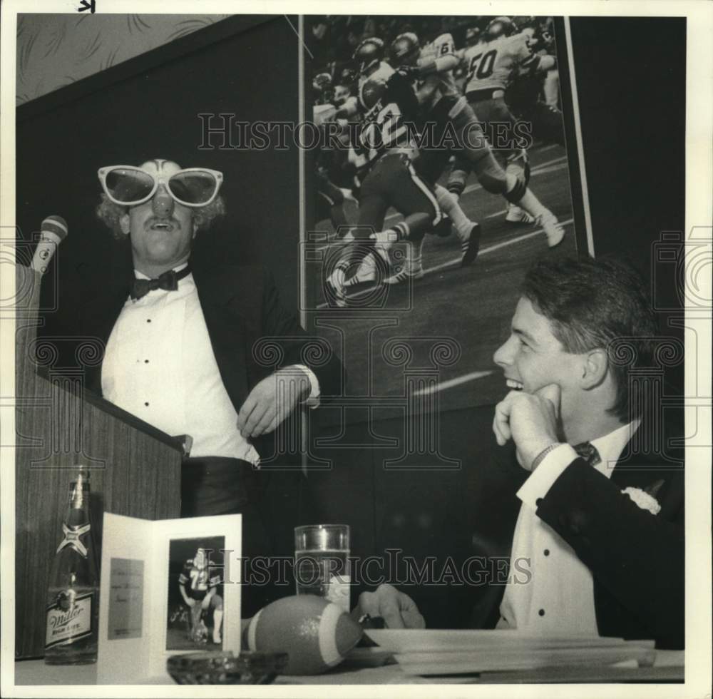 1986 Press Photo Master of Ceremonies Ron Osinski at Tim Green Banquet, New York- Historic Images
