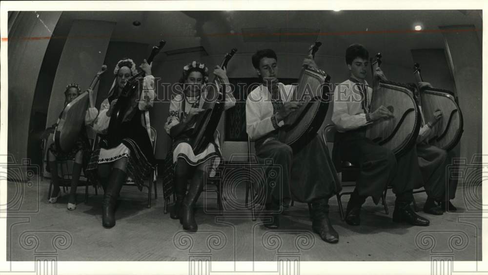 1985 Press Photo Bandura Instrument Players at Ukrainian Festival - sya90213- Historic Images