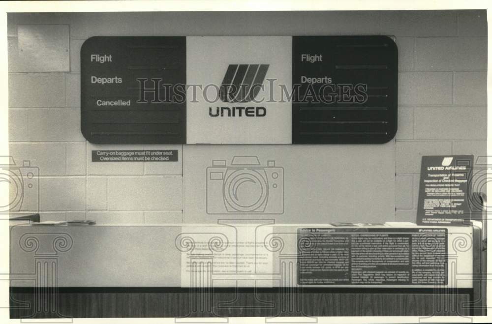 1985 Press Photo Sign and Customer Agent Desk at United Airlines Terminal
