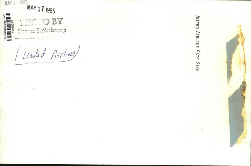 1985 Press Photo Sign and Customer Agent Desk at United Airlines Terminal