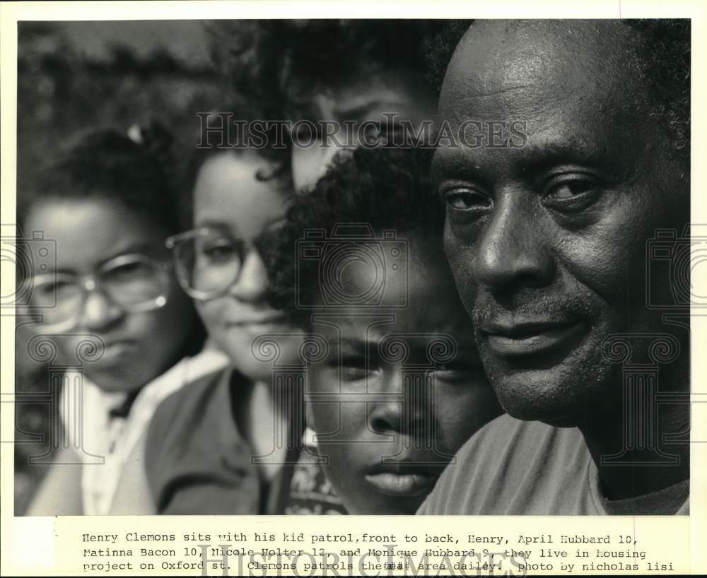 1991 Press Photo Henry Clemons with Oxford Street Neighborhood Watch Kid Patrol- Historic Images