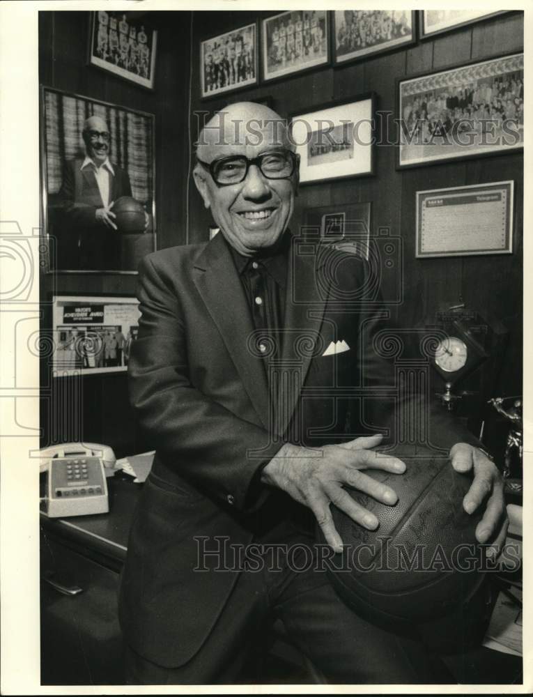 1985 Press Photo Nationals Basketball Team Owner Dan Biasone at Office- Historic Images