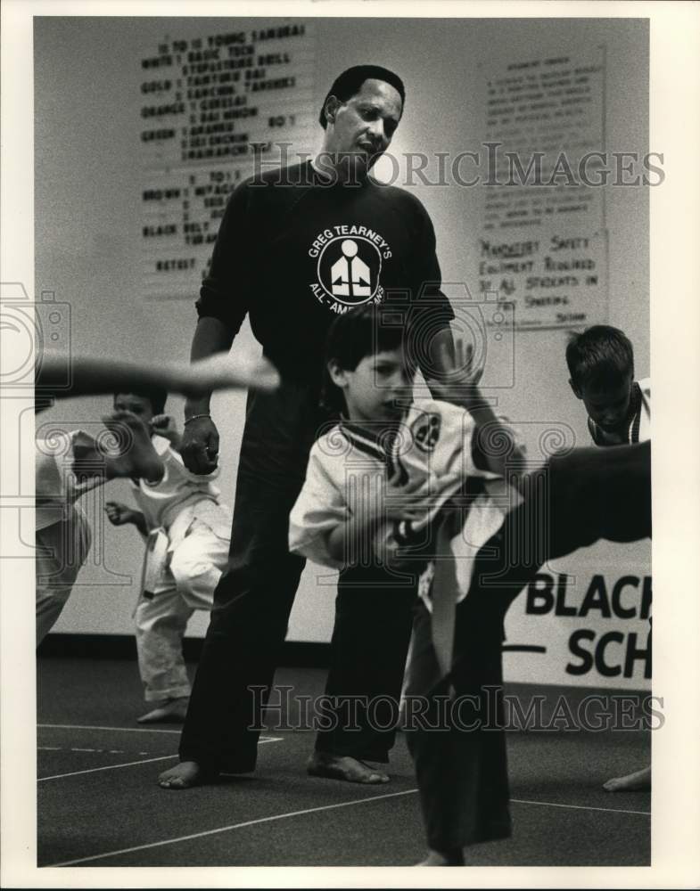 1989 Press Photo Greg Tearney watches his students at Am Martial Arts, Fairmount- Historic Images