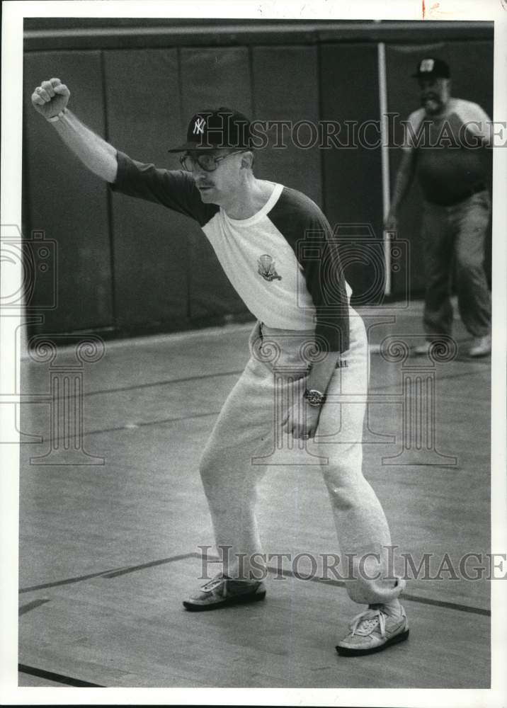 1987 Press Photo Tully-Umpire Brian Gallagher shows simulated baseball calls- Historic Images