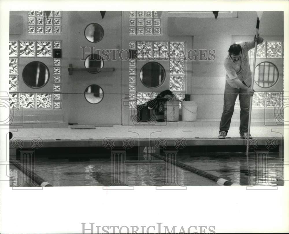 1988 Press Photo Mark Reeces, Maintenance Worker at Hamilton College cleans Pool- Historic Images