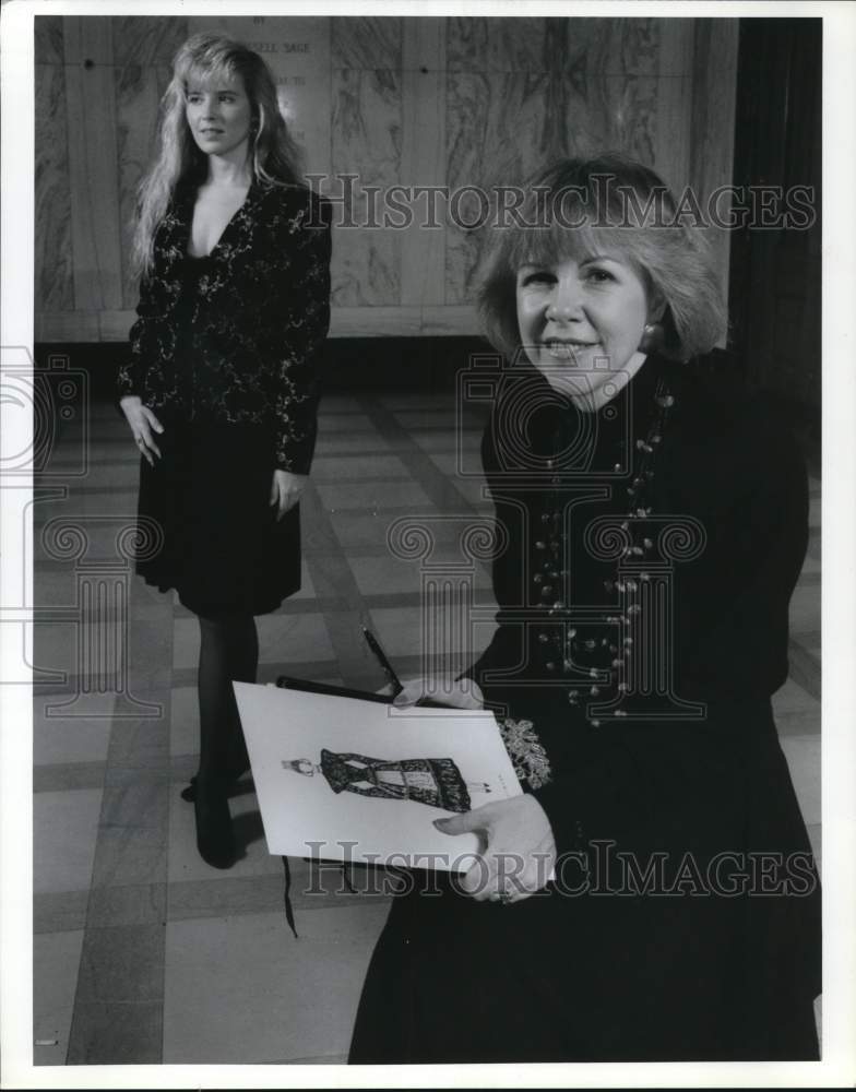 1990 Press Photo Jacqueline Keuler, Syracuse University Instructor with Sketches- Historic Images