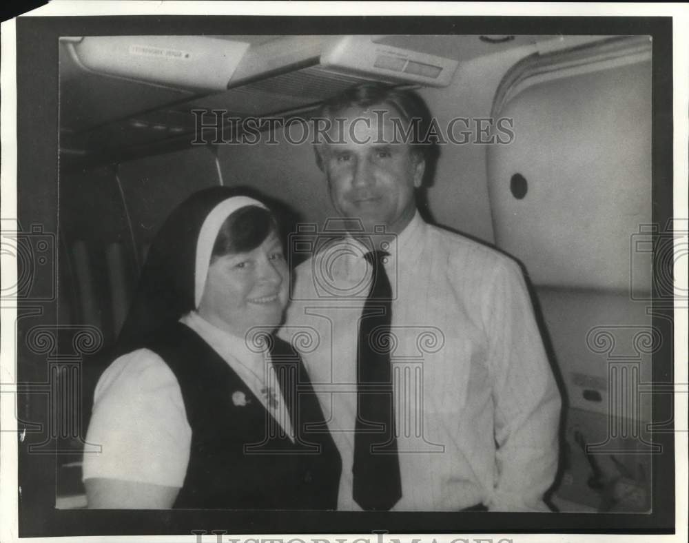 1985 Press Photo Miami Football Coach Don Shula with Sister Virginia on Airplane- Historic Images