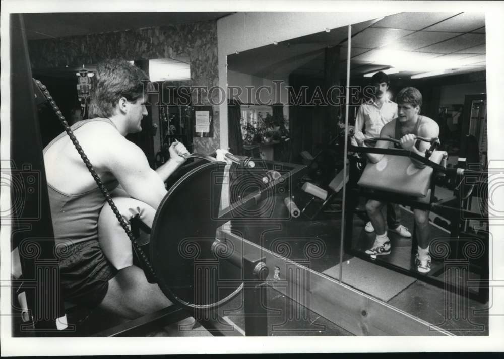 1987 Press Photo Men Working Out on Equipment at Fitness Connection - sya91799- Historic Images