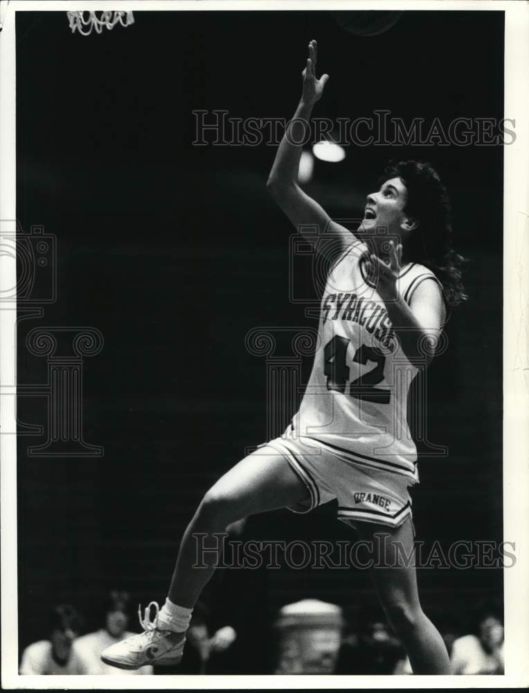 1987 Press Photo Sue Ludwig scores during Syracuse University Basketball Game- Historic Images