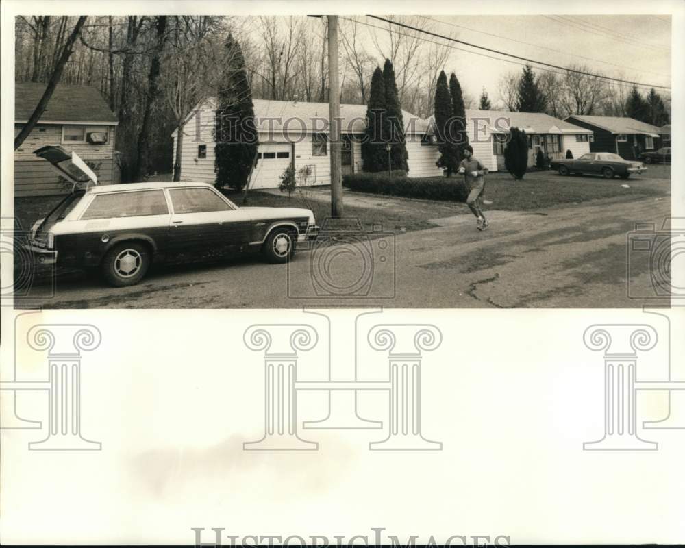 1984 Press Photo Runner on South Florida Street in Mattydale, New York- Historic Images