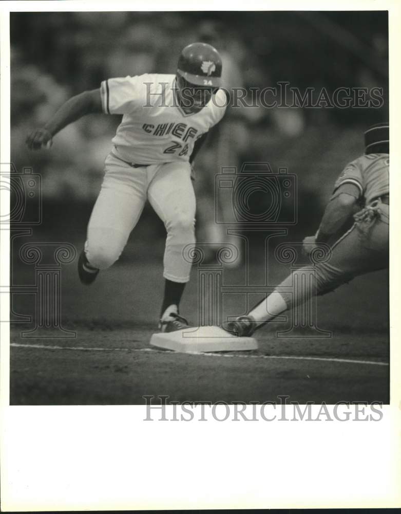 1989 Press Photo Chiefs' Glenallen Hill and Oklahoma City Baseman Jack Daugherty- Historic Images