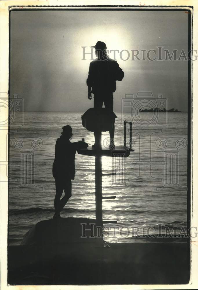 1985 Press Photo Silhouettes of Lifeguards, Mary Bates and Chris Clark- Historic Images