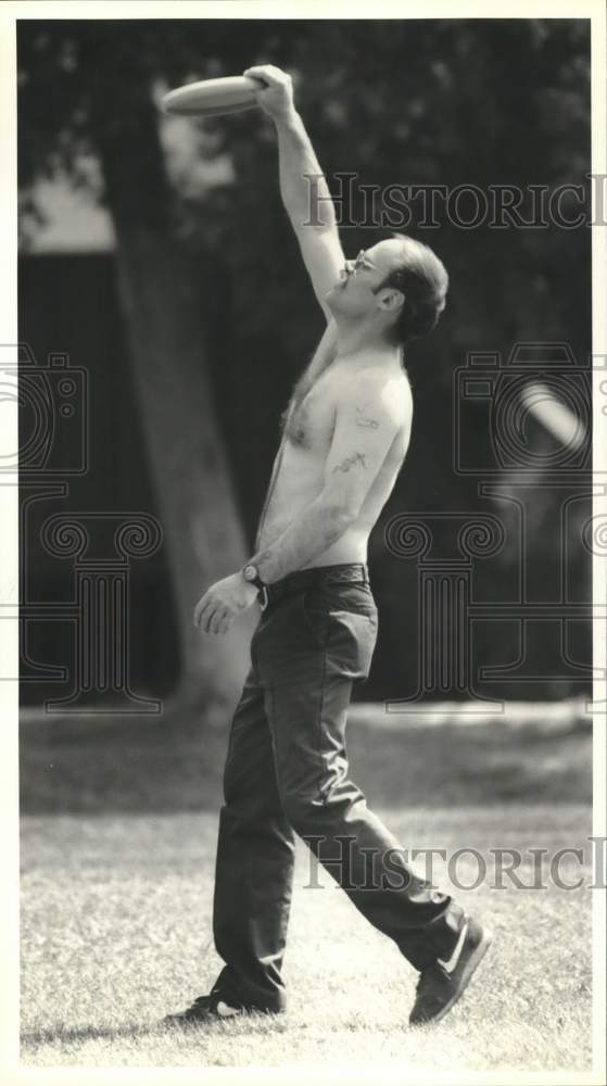 1989 Press Photo Don Tilison Playing Frisbee at Lake Shore Park in Cazenovia- Historic Images