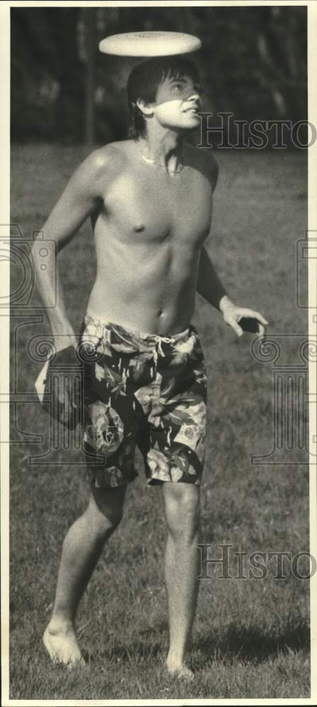 1987 Press Photo Syracuse Student David Parks Playing Frisbee at Thornden Park- Historic Images