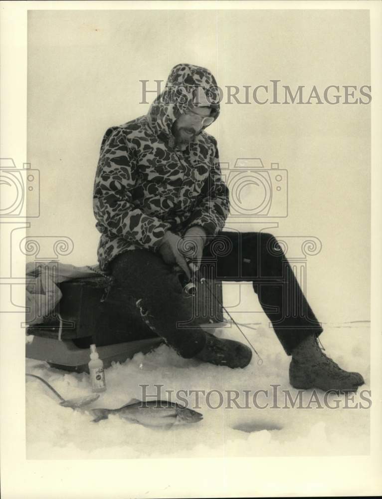 Press Photo Dick Steich Ice Fishing in Clay, New York - sya93825