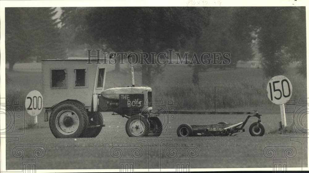 1987 Press Photo Harvey Bell Picks up Golf Balls at Liverpool Driving Range- Historic Images