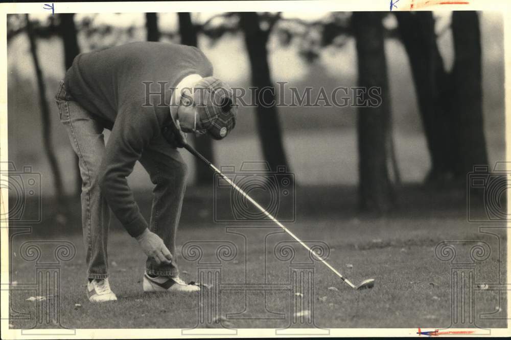 1989 Press Photo Man playing golf - sya94212- Historic Images