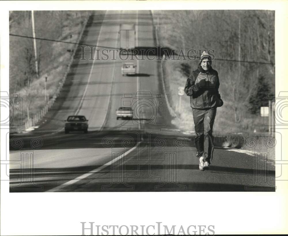 1988 Press Photo Court of Appeals Judge Stewart Hancock Jr. runs along Route 92- Historic Images