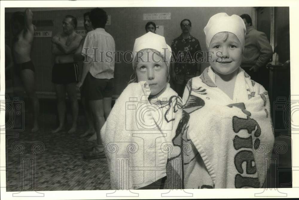 1986 Press Photo Twins Elizabeth and Katherine Dixon at Syracuse YMCA for Swim- Historic Images