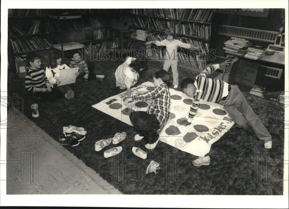 Press Photo Children Plying Twister at North Syracuse School - sya94566- Historic Images