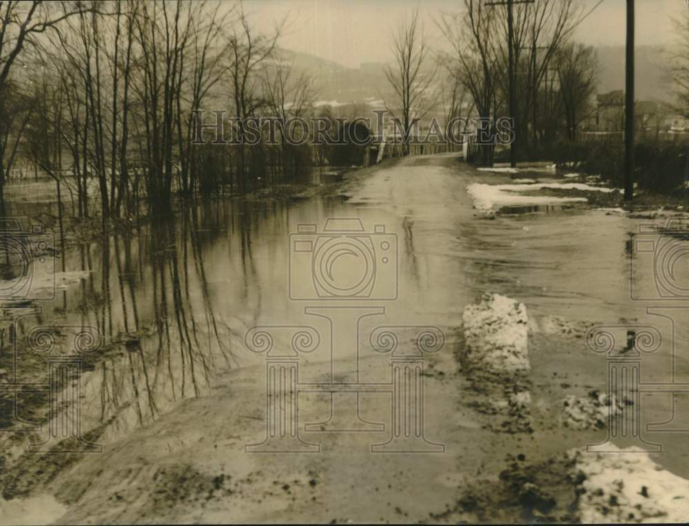 1932 Press Photo Flooding on Dorwin Avenue Near Onondaga Creek Bridge- Historic Images