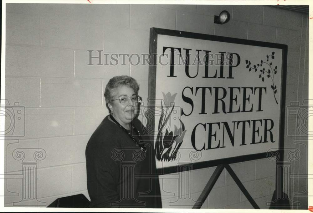 1989 Press Photo Woman with Tulip Street Center Sign - sya94640- Historic Images