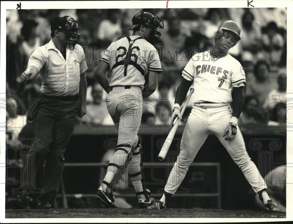 1987 Press Photo Glenallen Hill after a strike-out early in Baseball Game- Historic Images